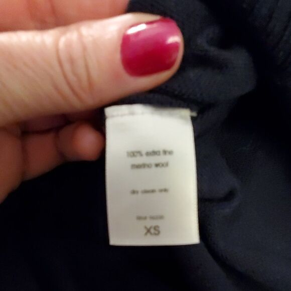 Beautiful navy Susana Monaco sweater tank - Picture 4 of 6